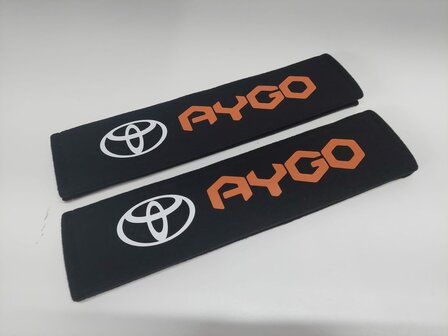 Toyota Aygo 2 oranje gordelhoezen