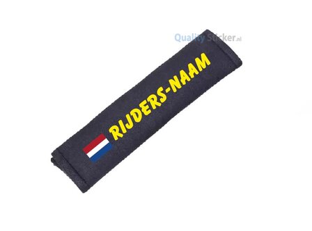 Rijdersnaam met vlag NL gordelhoes geel
