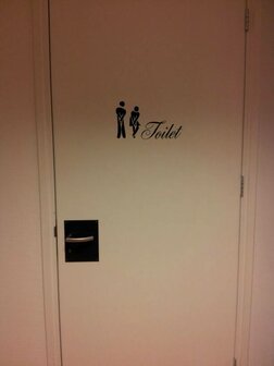 Toiletsticker met man en vrouw die nodig moeten!
