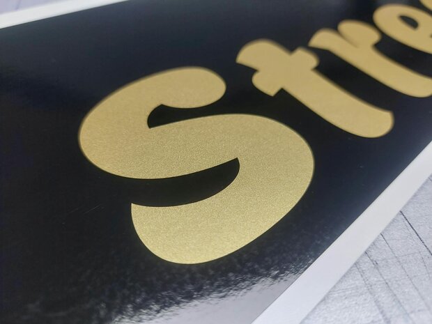 Zonneband zwart goud close-up