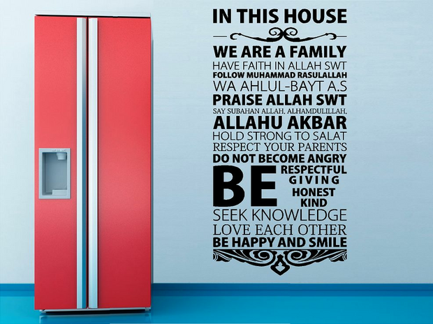 In this house we are family. Arabisch muursticker
