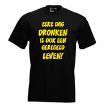 Elke dag dronken is ook een geregeld leven. Keuze uit T-shirt of Polo en div. kleuren. S t/m 5XL Elke dag dronken is ook een geregeld leven. Keuze uit T-shirt of Polo en div. kleuren. S t/m 5XL